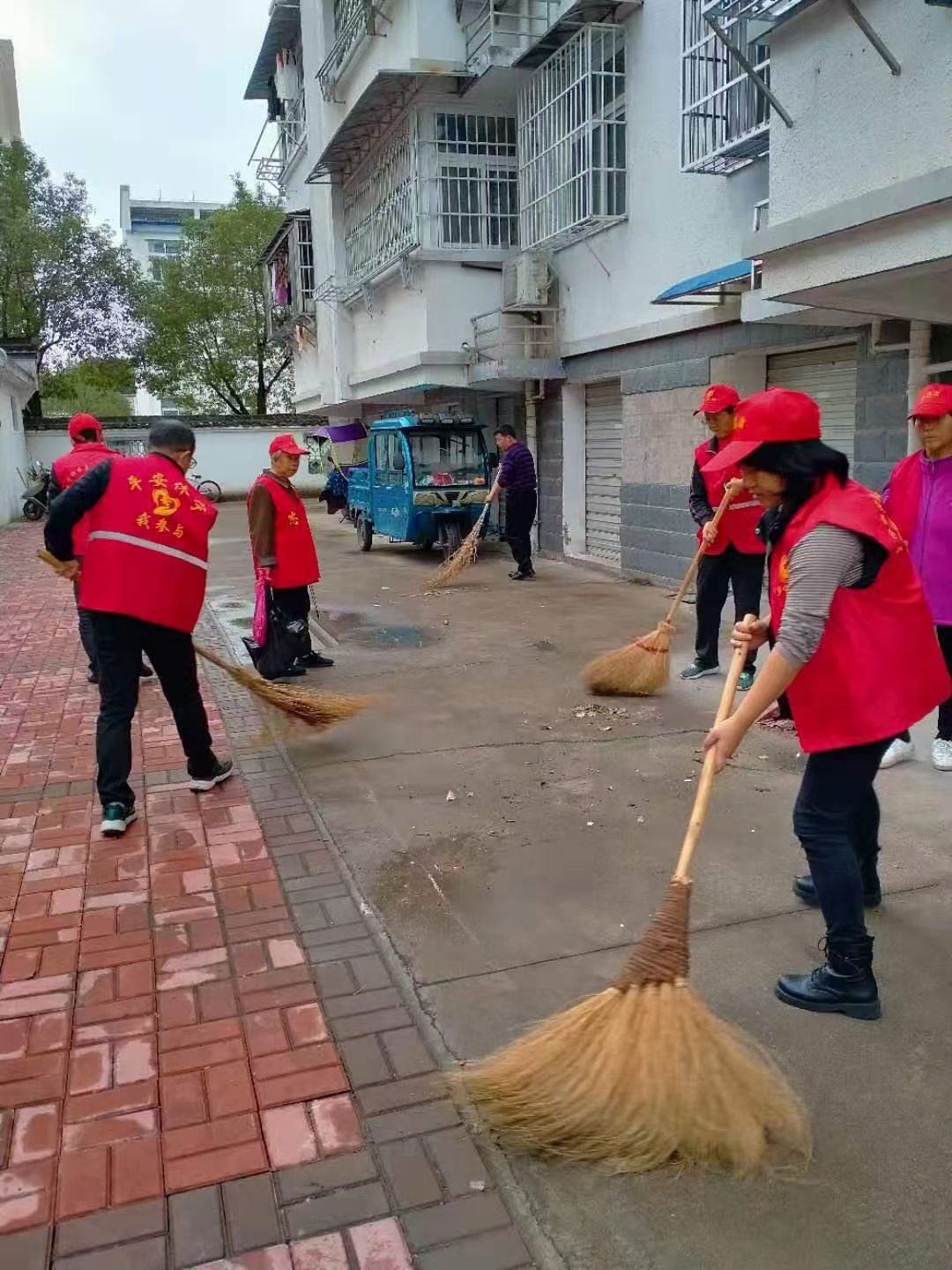 萝宁社区志愿者发挥余热不停歇_黄山市政务公开
