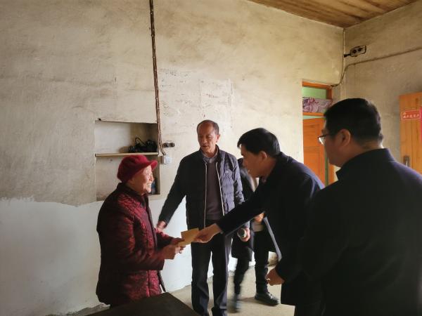 保基本民生休宁县生态环境分局党支部赴源芳乡开展春节前扶贫慰问