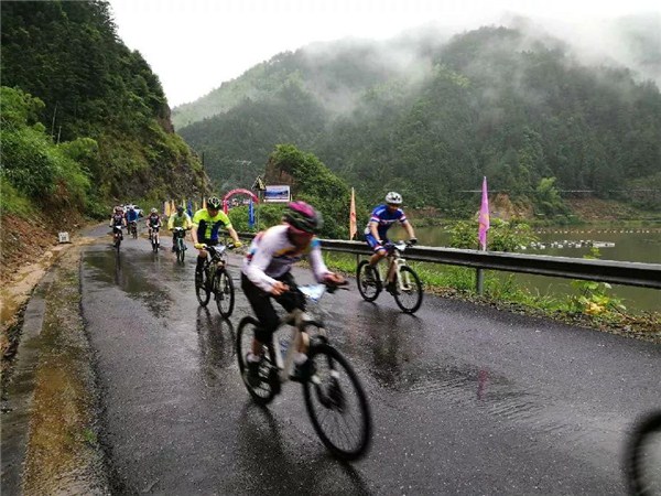 探峡谷 走天路 激情自驾之旅