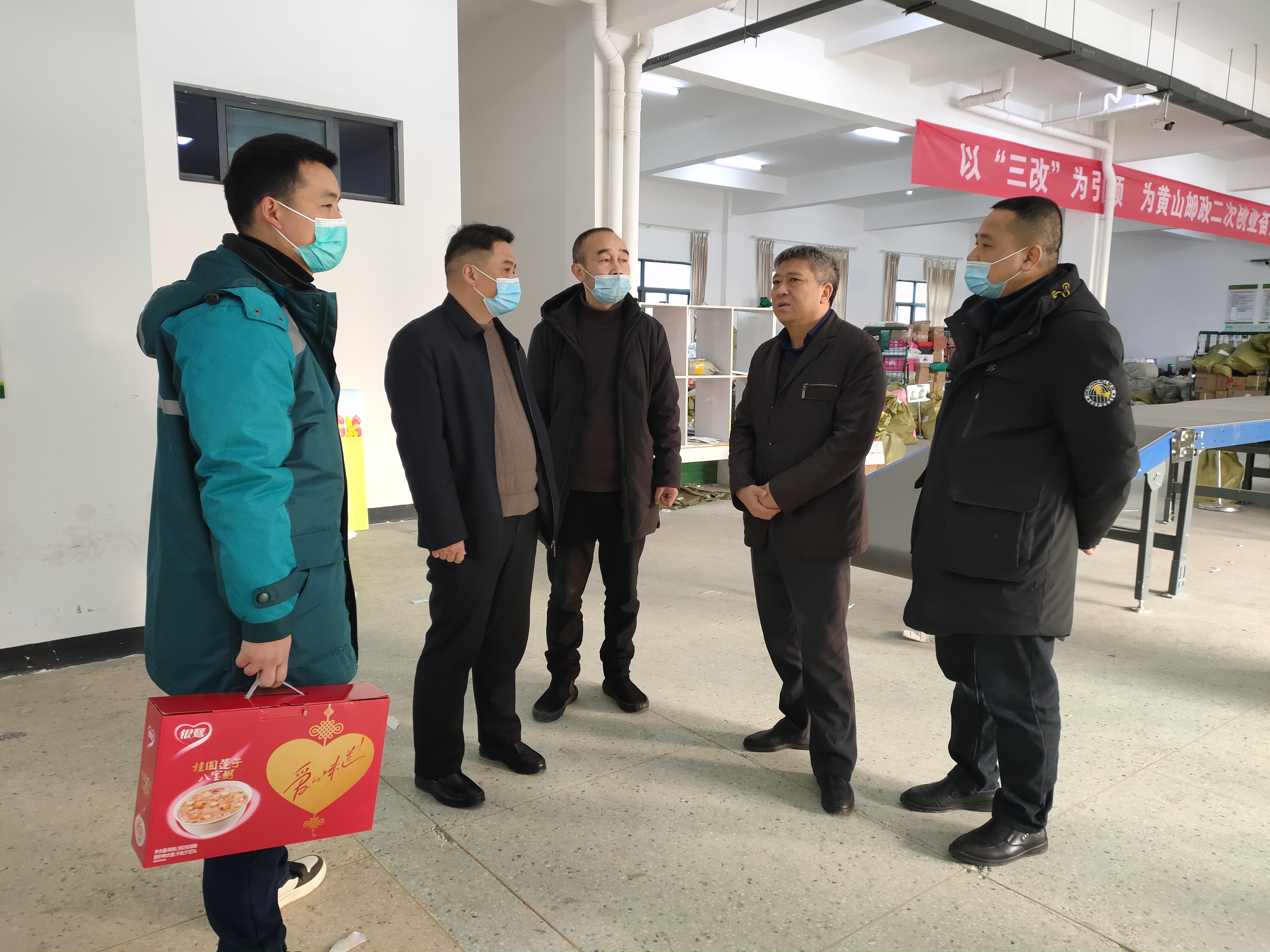 1月28日下午,县委常委,政法委书记洪学军开展走访慰问"平安小哥"活动.