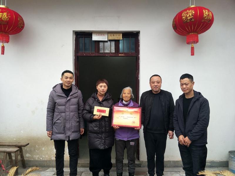 万安镇送喜报受尊崇