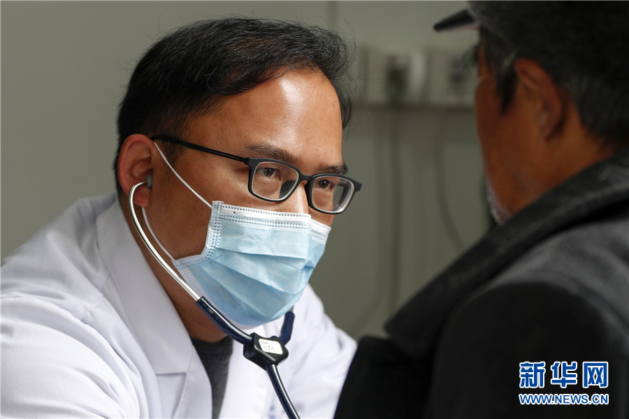 2月4日,驻村医生张建明在村卫生室为村民就诊.