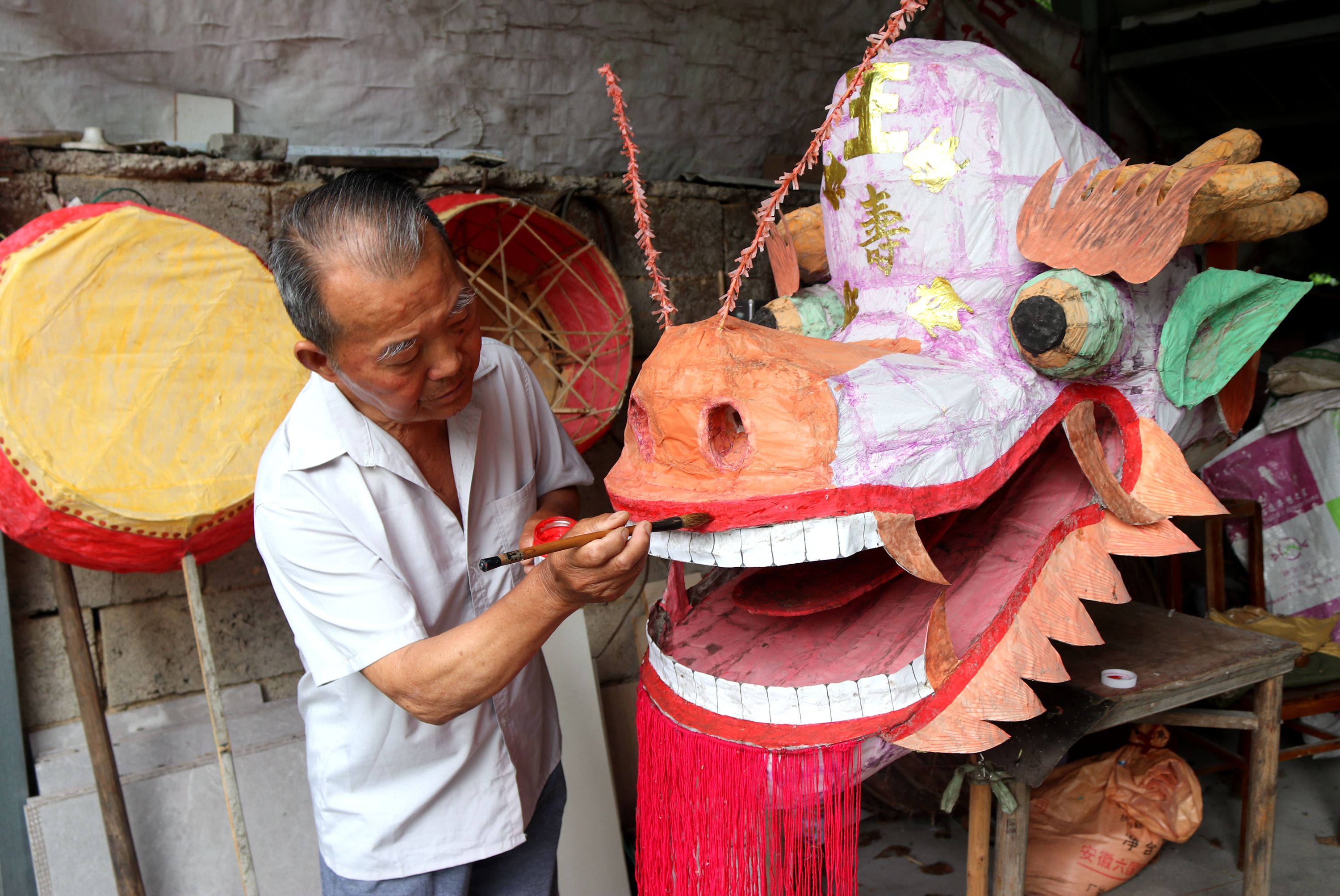 自制纸龙灯 庆建党百年
