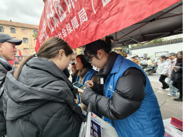 休宁县：全民参保惠民生 暖心服务“零距离”