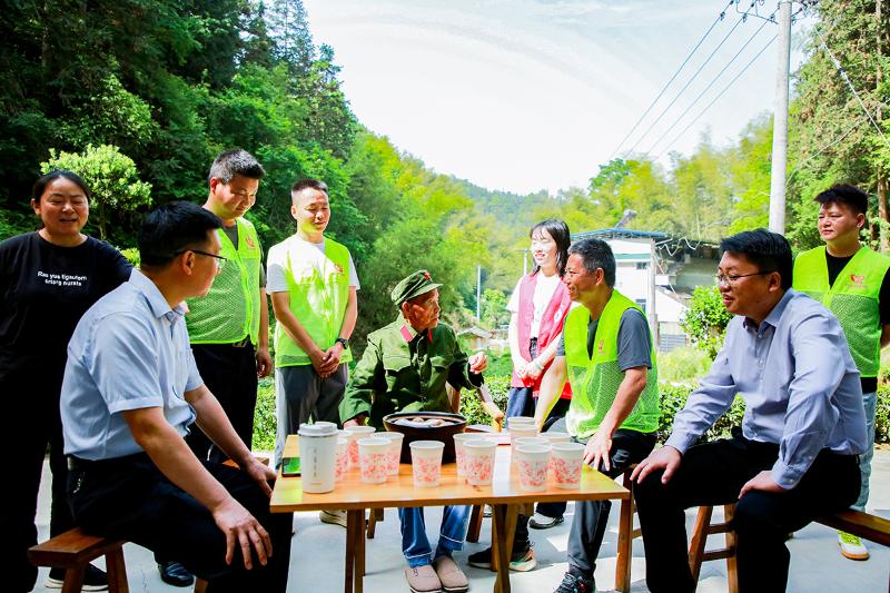 休宁县：九旬老兵再圆军装梦