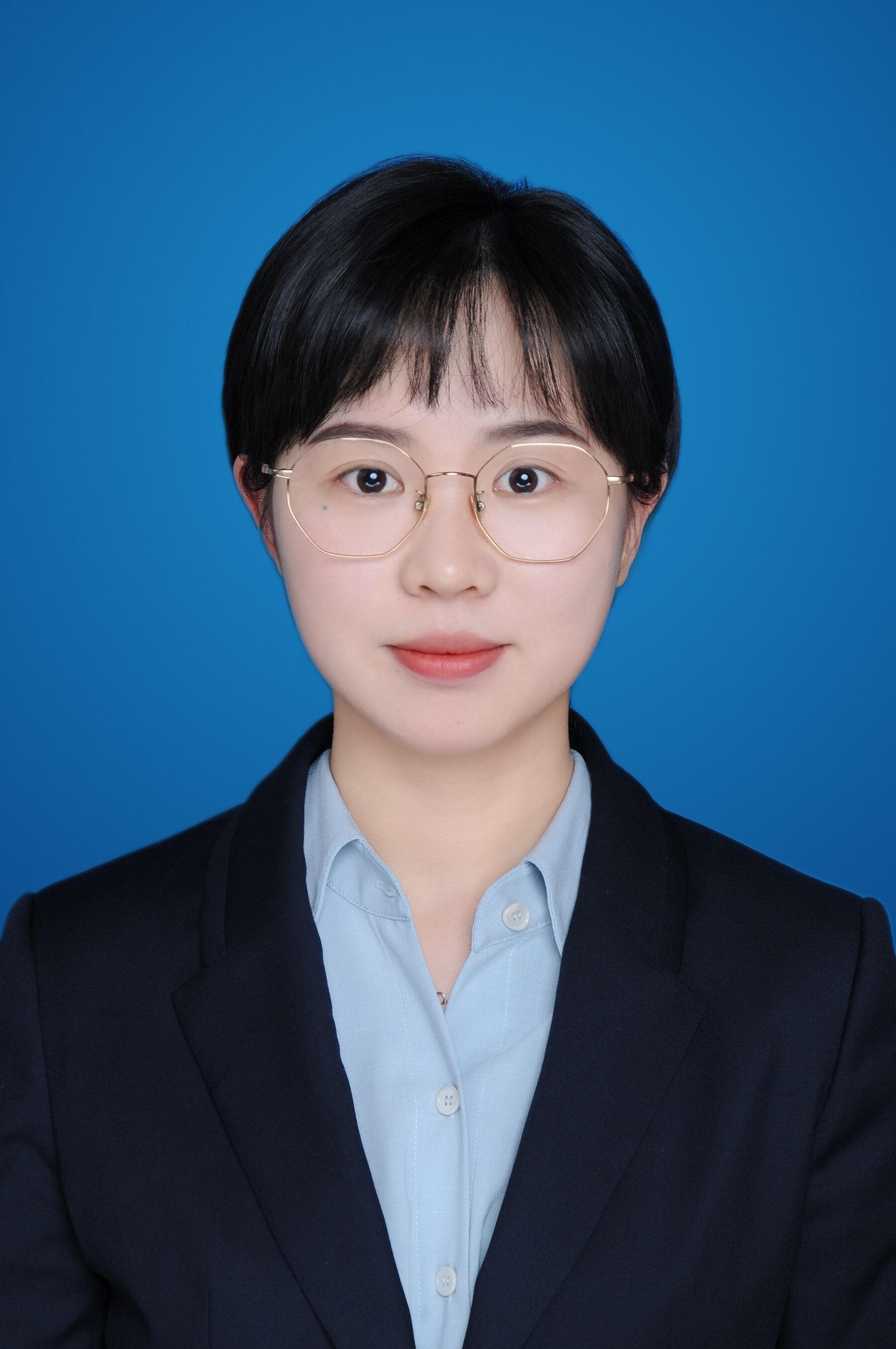 女,汉族,1991年8月出生,安徽屯溪人,大学学历,中共党员,现任休宁县