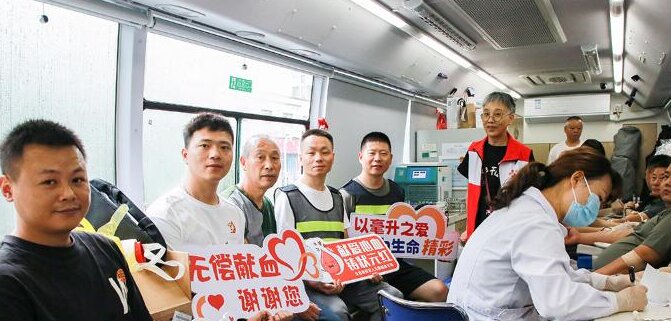 退役军人为爱挽袖献热血